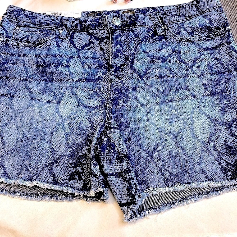 NWT Seven7 Weekend Denim Shorts Indigo Python Print Size 14 - Picture 10 of 11